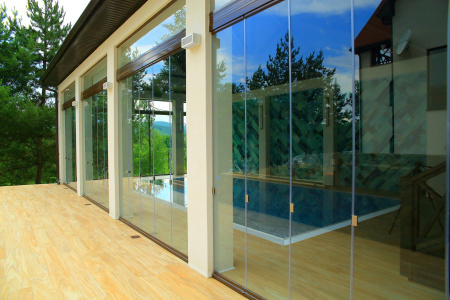 РАЗДВИЖНЫЕ ПЕРЕГОРОДКИ "СЛАЙДЕР" ДЛЯ БЕСЕДОК И ТЕРРАС